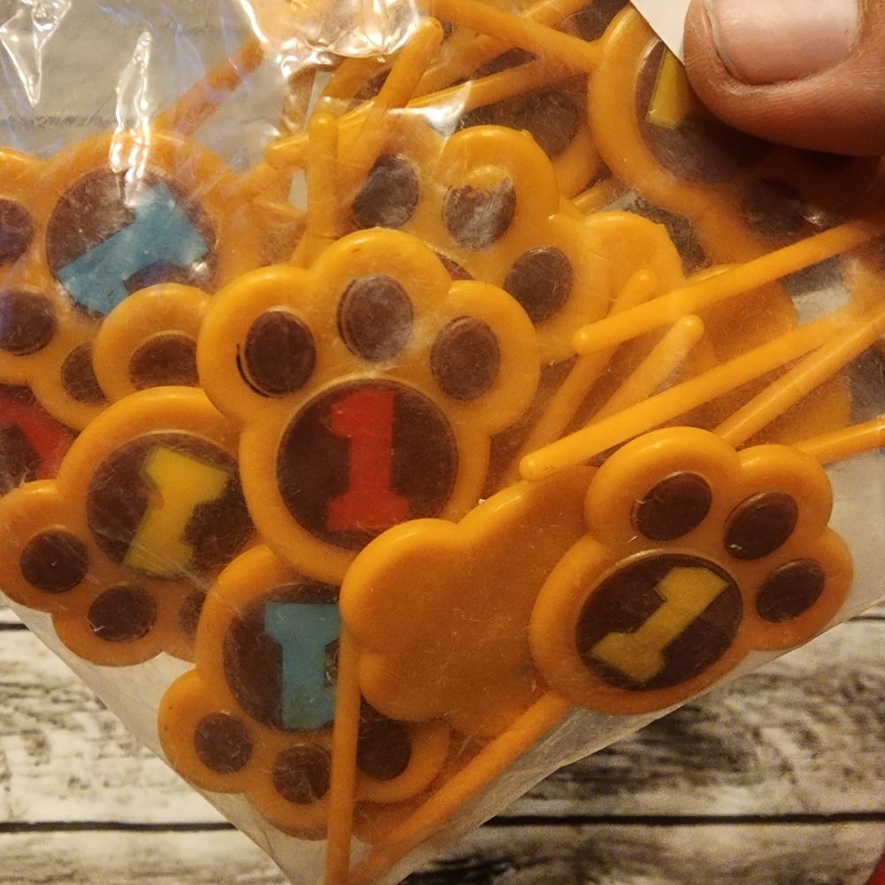 Oriental Trading Bear Paw 1 Cupcake Picks. 25 pcs.